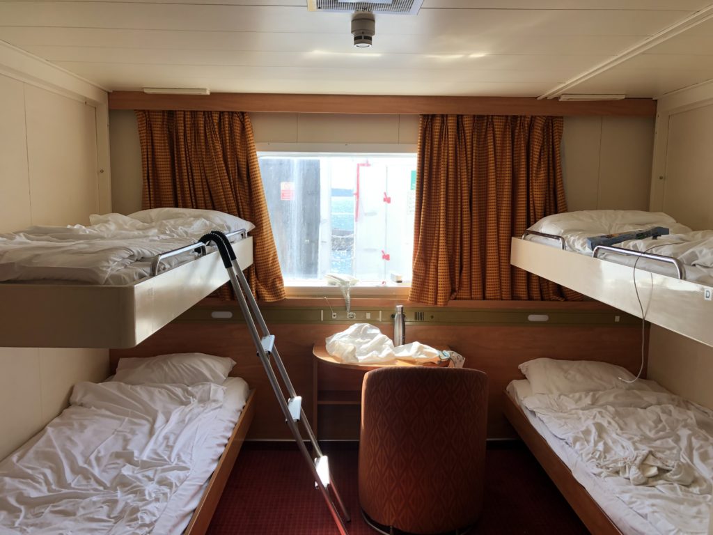 Cabine dans le ferry pour la Grèce - Représente.org
